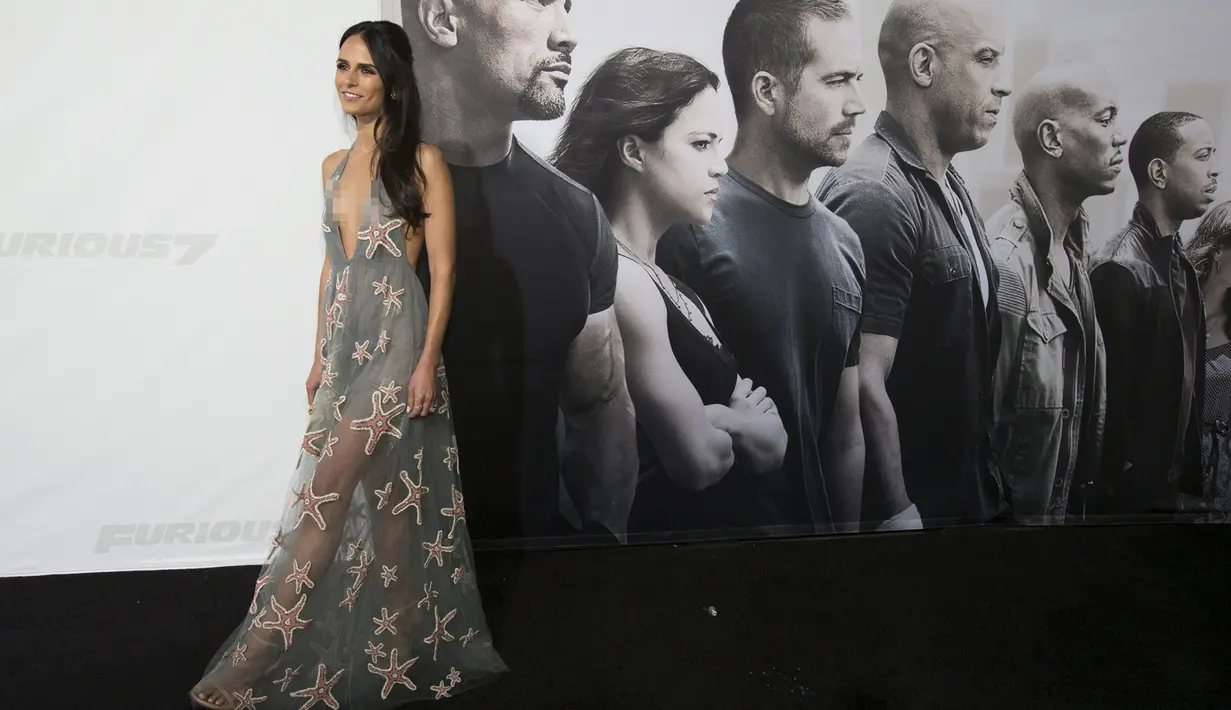 Jordana Brewster menghadiri pemutaran perdana "Furious 7" di TCL Chinese Theatre IMAX, Los Angeles, Rabu (1/4/2015). Film tersebut menghadirkan aktor Paul Walker yang meninggal musim gugur lalu sebelum menyelesaikan film.(REUTERS/Mario Anzuoni)