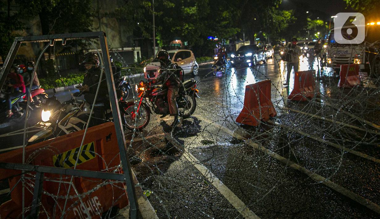 Pengendara sepeda motor mencari jalan lain saat penyekatan jalan di kawasan Pasar Baru, Jakarta, Kamis (31/12/2020). Polda Metro Jaya menutup sejumlah ruas jalan selama Car Free Night dan Crowd Free Night pada malam Tahun Baru 2021 untuk mencegah penyebaran COVID-19. (Liputan6.com/Faizal Fanani)