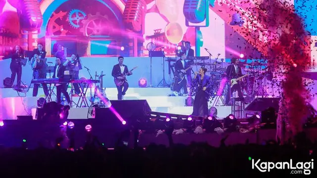 7 Potret Raisa Sukses Gelar Konser di SUGBK, Jadi Penyanyi Solo Wanita Pertama