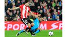 Pemain Athletic Bilbao, Inigo Lekue (kiri)  mencoba menghalau bola dari pemain Barcelona, Arda Turan (kanan)  pada Leg pertama perempat final Copa Del Rey di Stadion San Mames,Bilbao, Spanyol, Kamis (21/1/2016) dini hari WIB. (AFP/Ander Gillenea)