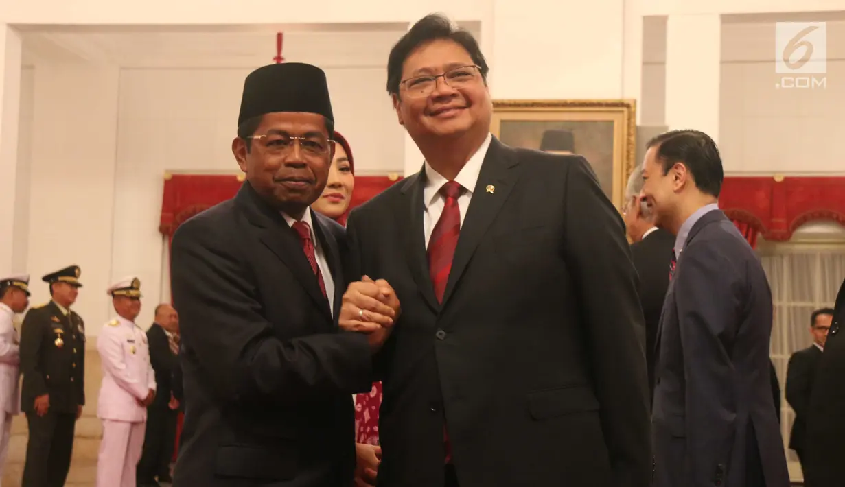 Menteri Sosial Idrus Marham dan Menteri Perindustrian Airlangga Hartarto melakukan salam komando seusai acara pelantikan di Istana Negara, Jakarta, Rabu (17/1). Idrus diangkat sebagai Mensos menggantikan Khofifah Indar Parawansa. (Liputan6.com/Pool/Randi)