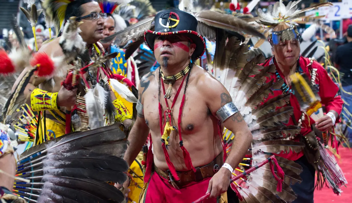 Penari dari Mescalero Apache Nation, Tino Trujillo saat mengikuti Grand Entry of the Denver March Powwow di Denver, Colorado (24/3). (AFP/Jason Connolly)
