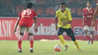 Pemain Semen Padang, Vendry Ronaldo Mofu, saat melawan Persija dalam laga Torabika Soccer Championship presented by IM3 Ooredoo di Stadion Utama Gelora Bung Karno, Jakarta, Minggu (8/5/2016). (Bola.com/Arief Bagus)