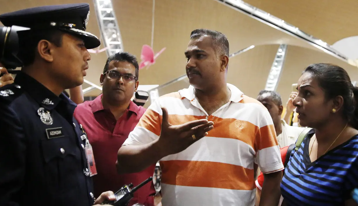 Keluarga korban mencari informasi soal kebenaran nasib anggota keluarganya kepada petugas di Bandara Internasional Kuala Lumpur, Malaysia, Jumat (18/7/14). (REUTERS/Olivia Harris)
