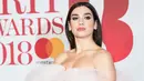 Penampilan penyanyi cantik Dua Lipa saat berpose untuk fotografer di karpet merah acara Brit Awards 2018 di O2 Arena, London, Rabu (21/2). Dalam Brit Awards 2018, Pelantun `New Rules` itu memborong dua penghargaan. (Vianney Le Caer/Invision/AP)