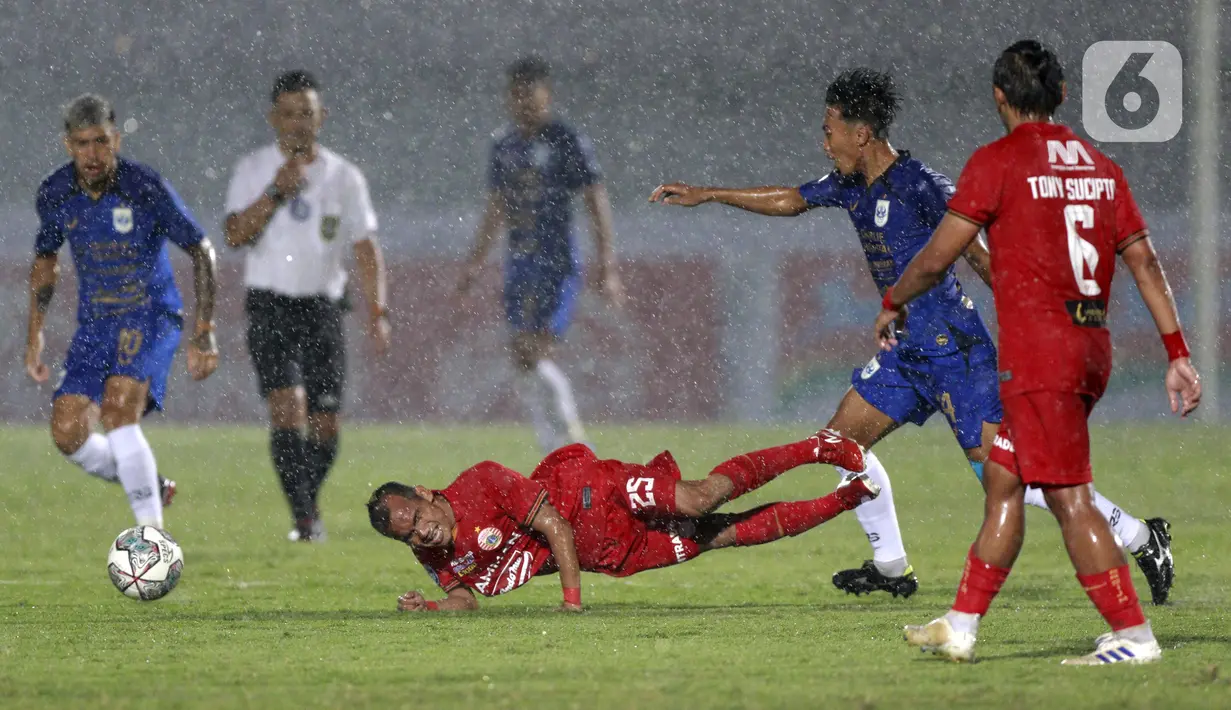 Pemain Persija Jakarta, Riko Simanjuntak, terjatuh saat melawan PSIS Semarang pada laga BRI Liga 1 di Stadion Indomilk Arena, Tangerang, Minggu (12/9/2021). Pertandingan berakhir 2-2. (Bola.com/M. Iqbal Ichsan)