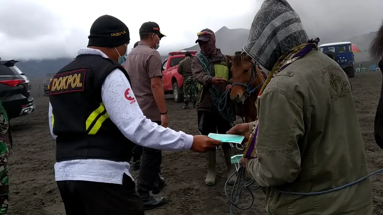 Polres Probolinggo bagikan masker di kawasan wisata Gunung Bromo (Dian Kurniawan/Liputan6.com)