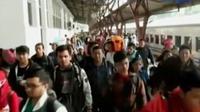 Gelombang arus balik pemudik dari Stasiun Senen, Jakarta.