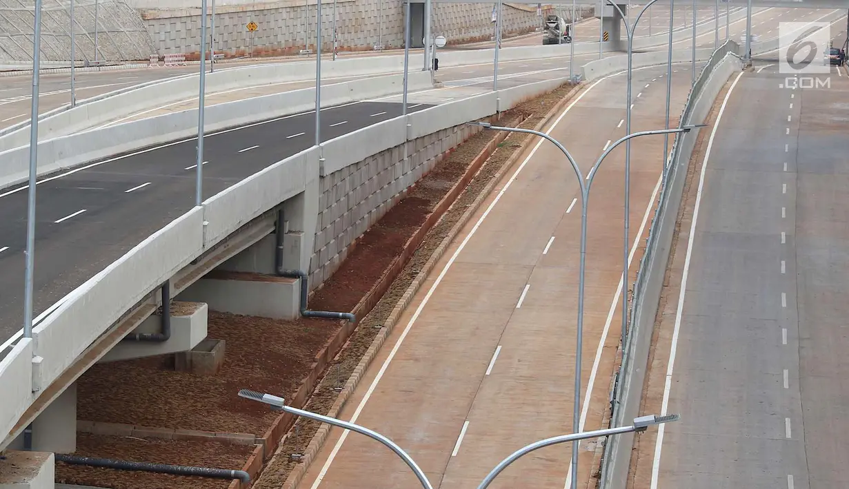 Lampu penerangan jalan umum (PJU) terpasang di Tol Depok-Antasari, kawasan Cilandak Timur, Jakarta, Minggu (23/9). Tol Depok-Antasari Seksi I sepanjang 5,8 kilometer ini telah rampung dan akan menjalani uji laik fungsi. (Liputan6.com/Immanuel Antonius)