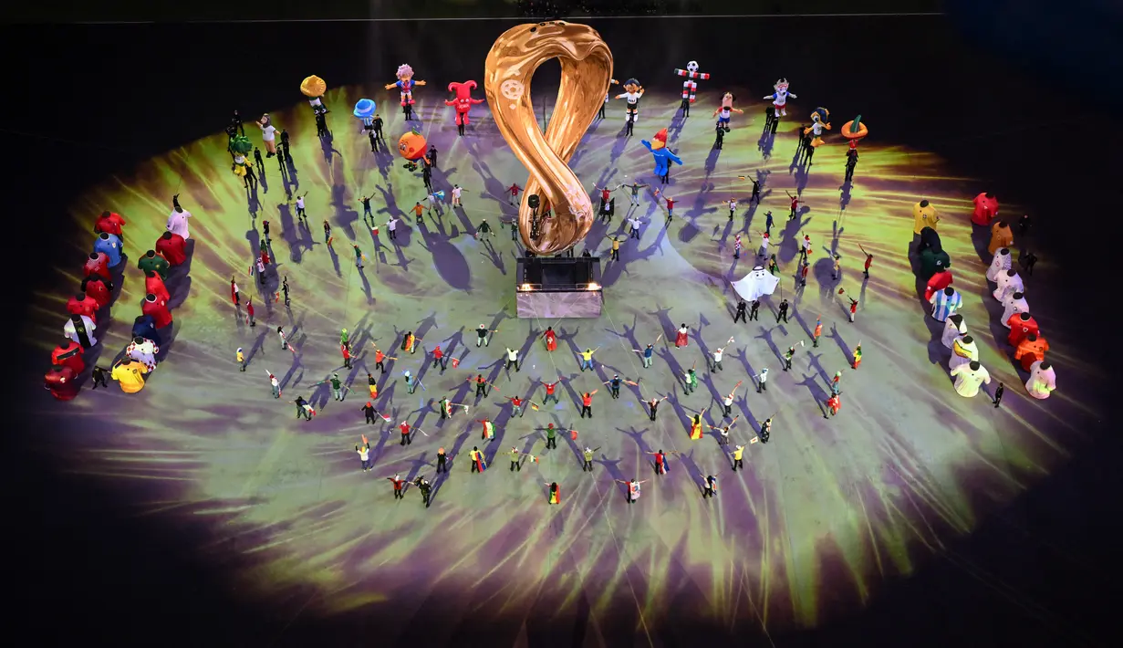 Para penari tampil dalam upacara pembukaan menjelang pertandingan sepak bola Grup A Piala Dunia Qatar 2022 antara Qatar dan Ekuador di Stadion Al-Bayt di Al Khor, utara Doha (20/11/2022). Pembukaan diawali dengan pemutaran video resmi Piala Dunia 2022. (AFP/Kirill Kudryavtsev)