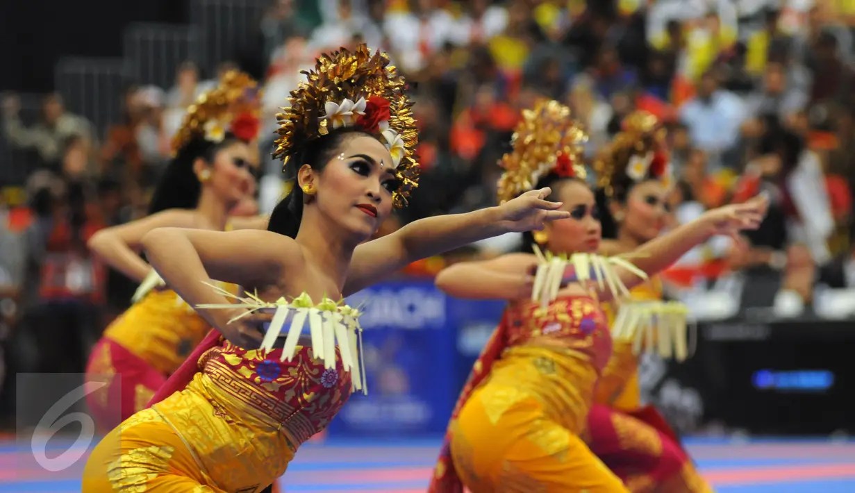 Penari Bali menarikan tari pendet saat pembukaan WKF World Junior, Cadet and U-21 Championship 2015 di ICE Serpong, Banten, Kamis (12/11/2015). 1.425 peserta dari 91 negara berlaga di ajang ini. (Liputan6.com/Helmi Fithriansyah)