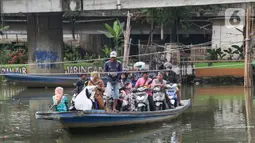 Warga sekitar memanfaatkan jasa penyeberangan perahu eretan untuk memangkas jarak dan waktu ke tempat tujuan. (merdeka.com/Arie Basuki)