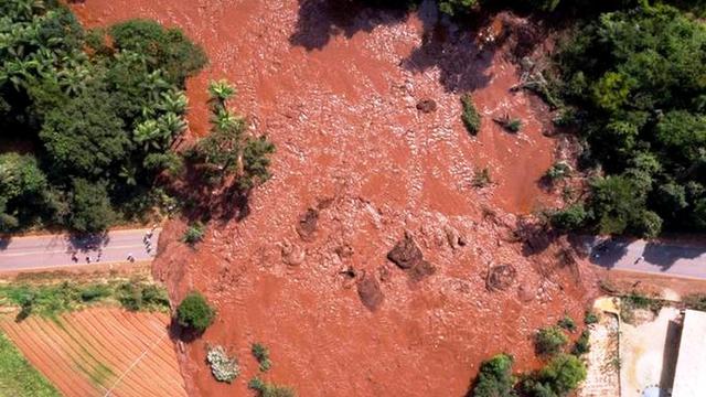 Bendungan yang ada di dekat tambang bijih besi Feijao di Brasil, ambrol (Credit: Bruno Correia/Nitro via AP)