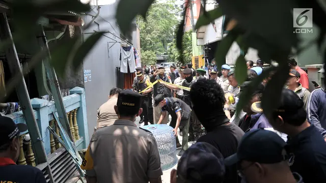 Penggeledahan Rumah Orang Tua Terduga Teroris di Cilincing