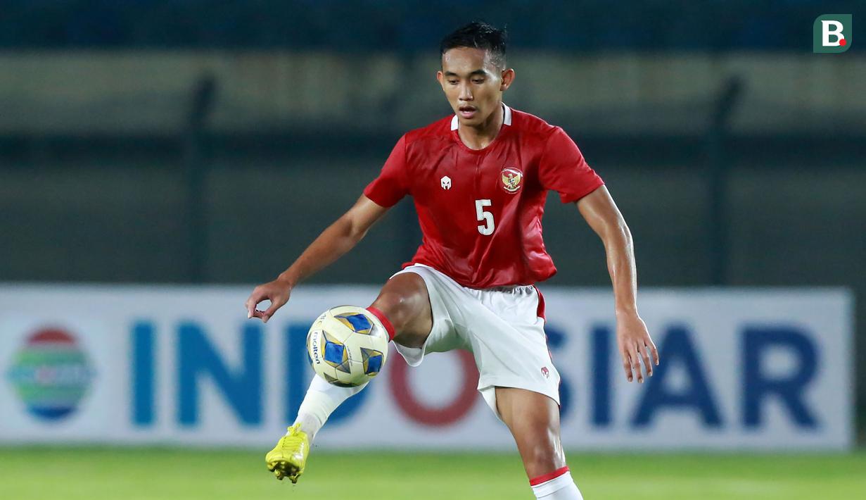 Rizky Ridho. Bek tengah milik Persebaya Surabaya ini menjadi pemain termuda ketiga dalam skuad Timnas Indonesia di Piala AFF 2022. Saat ini ia baru berusia 21 tahun 1 bulan. Bersama timnas senior ia telah mengoleksi 15 caps sejak melakukan debut pada 29 Mei 2021, berbarengan dengan Witan Sulaeman dan Pratama Arhan. Piala AFF 2022 juga menjadi Piala AFF kedua bagi Rizky Ridho setelah sebelumnya bermain pada Piala AFF 2020. (Bola.com/M Iqbal Ichsan)