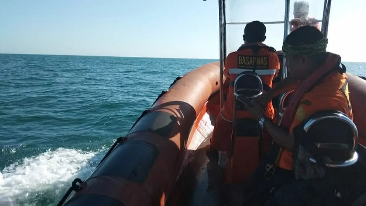Pencarian korban kapal tenggelam di Tanjung Medang, Kota Dumai, oleh Basarnas Pekanbaru.