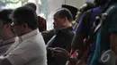 Sutan Bhatoegana menunggu panggilan oleh penyidik di lobi KPK, Jakarta, Senin (6/10/2014) (Liputan6.com/Miftahul Hayat)