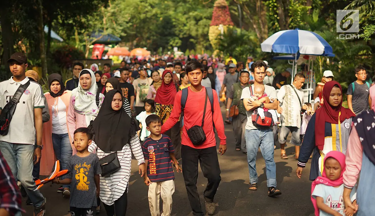 Pengunjung memadati Taman Margasatwa Ragunan (TMR), Jakarta, Kamis (6/6/2019). Setidaknya sebanyak 49.394 warga Ibu Kota dan sekitarnya mengisi libur Lebaran bersama keluarga dengan mengunjungi destinasi liburan murah meriah tersebut. (Liputan6.com/Immanuel Antonius)