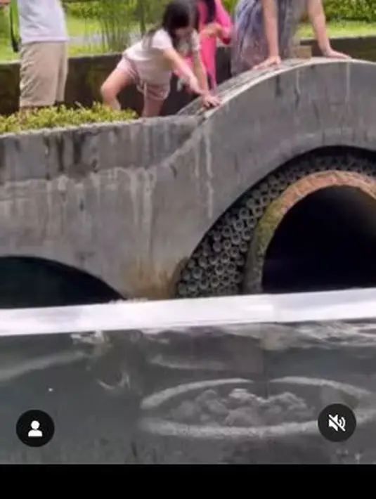 <p>Gempi pun bahagia bisa memberi makan ikan-ikan yang ada di kolam. (Foto: Instagram/@gisel_la)</p>