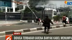 Kabel milik PLN ini diduga terbakar karena banyaknya kabel yang menumpuk tak beraturan, hingga mengakibatkan percikan api.