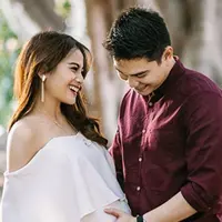 Kebahagiaan tengah dirasakan pasangan Acha Septriasa dan Vicky Kharisma. Penantiannya selama ini akhirnya datang juga. Mereka baru saja dikaruniai anak pertamanya yang berjenis kelamin perempuan. (Instagram/septriasaacha)