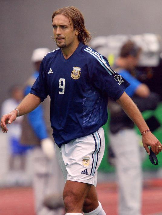 Selama gelaran Piala Dunia tersebut, 12 penampilan berhasil dicapai. Sepuluh gol berhasil dicetak oleh pemain gondrong tersebut.(AFP/Philippe Huguen)