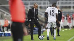 Ekspresi pelatih Timnas Arab Saudi, Roberto Mancini (dua kiri), saat menjalani laga uji coba melawan Timnas Kosta Rika yang berlangsung di St James Park, Inggris, Sabtu (9/9/2023) dini hari. Ini merupakan penampilan perdana Mancini sebagai pelatih Timnas Arab Saudi setelah meninggalkan Timnas Italia beberapa waktu lalu. (AP Photo/Scott Heppell)