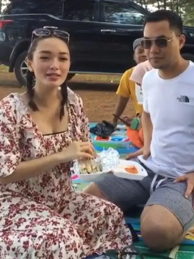 Setia Menemani di Rumah Sakit, Ini 6 Momen Manis Zaskia Gotik dan Sirajuddin