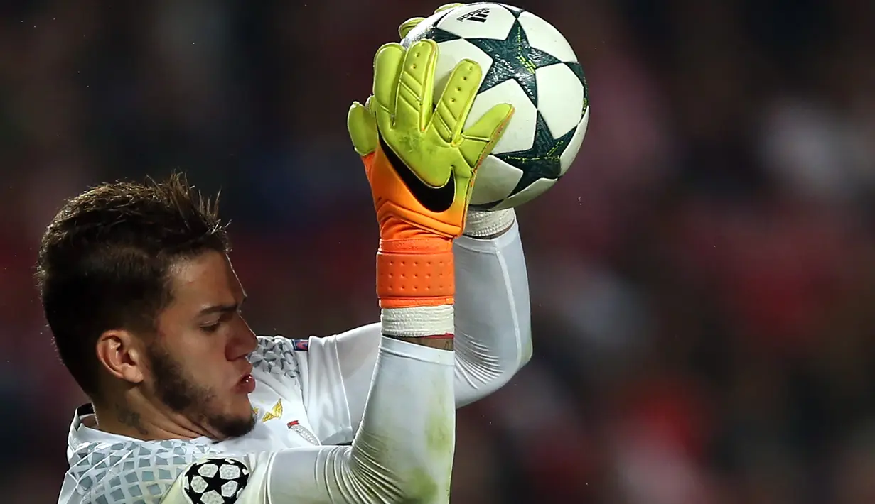 Kiper Benfica, Ederson Moraes, menangkap bola pada laga melawan Dynamo Kiev pada fase group liga Champions di Stadion Luz, Lisbon, Portugal. (01/12/2016). (EPA/Manuel De Almeida)