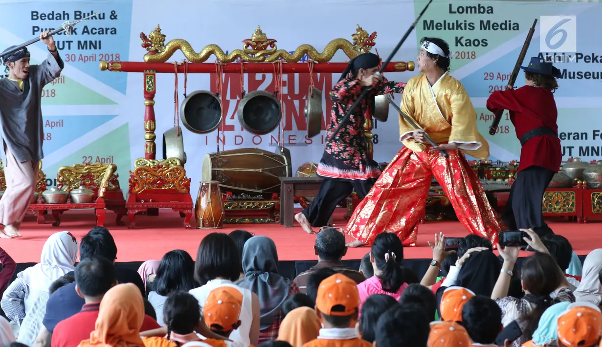 Pemeran dari Teater Koma menampilkan potongan cerita sejarah pertempuran pasukan Mataram dengan tentara Belanda saat pementasan dongeng teater di Museum Nasional Indonesia, Jakarta, Minggu (29/4). (Liputan6.com/Helmi Fithriansyah)