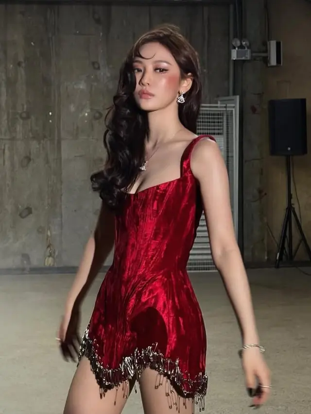 Ningning aespa Kenakan Gaun Merah yang sama dengan Jennie. [@imnotningning]
