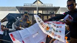 1.775 lembar surat suara yang rusak dan tidak layak maupun tidak terpakai tersebut dimusnahkan. (CHAIDEER MAHYUDDIN/AFP)