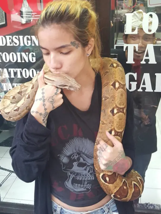 Kehidupan Sheila Marcia pun kini jauh dari kata glamor. Sheila Marcia menjalani bisnis sulam alis di Denpasar, Bali. (viainstagram@sheilamarcia/Bintang.com)