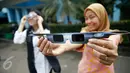 Petugas memperlihatkan kacamata yang akan digunakan saat pengamatan Gerhana Matahari Total (GMT) di Planetarium TIM Jakarta, Selasa (8/3). Planetarium akan memfasilitasi warga yang hendak menyaksikan fenomena gerhana matahari. (Liputan6.com/Faizal Fanani)