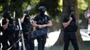 Polisi bersenjata melakukan patroli di kawasan Champs Elysees di Paris, Senin (19/6). Seorang pria yang dilengkapi senjata sengaja menabrakkan kendaraannya ke van milik polisi dan kemudian tewas di jalanan ikonik itu. (AP Photo/Matthieu Alexandre)