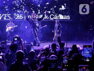 Penyanyi yang juga penulis lagu Hindia saat tampil pada hari kedua gelaran KapanLagi Buka Bareng BRI Festival 2025 di Plaza Parkir Timur Gelora Bung Karno, Senayan, Jakarta, Minggu (16/3/2025). (Liputan6.com/Angga Yuniar)