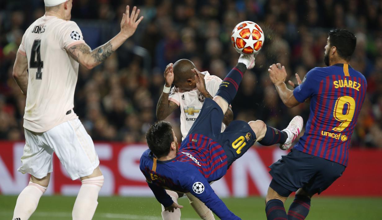 Striker Barcelona, Lionel Messi, melakukan tendangan salto saat melawan Manchester United pada laga Liga Champions 2019 di Stadion Camp Nou, Selasa (16/4). Barcelona menang 3-0 atas Manchester United. (AP/Joan Monfort)