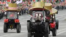 Sejumlah traktor Belarus ikut serta dalam sebuah parade militer menandai Hari Kemerdekaan di Minsk (3/7). (AFP Photo/Sergie Gapon)
