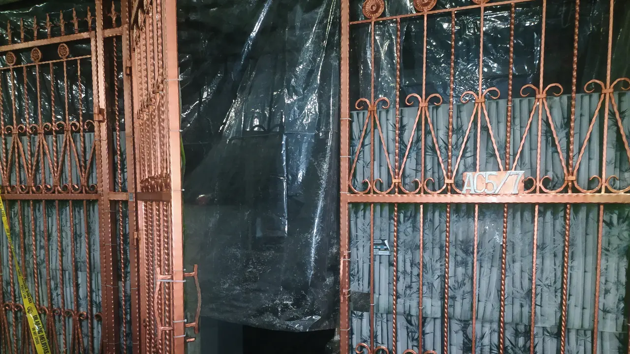 Rumah Keluarga yang Tewas di Kalideres Ditutupi Plastik Bening