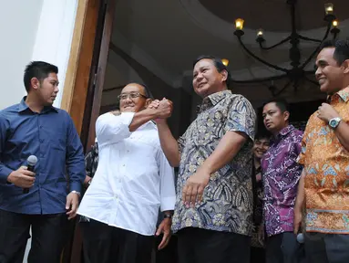 Aburizal Bakrie kedatangan Prabowo Subianto di kediaman Aburizal Bakrie, Menteng, Jakarta, Selasa (29/4/14). (Liputan6.com/Andrian M. Tunay)