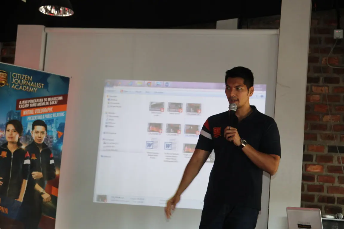 News anchor yang akrab disapa Zul ini memulai kelas dengan membedah kemampuan presentasi finalis dari bidang public relation