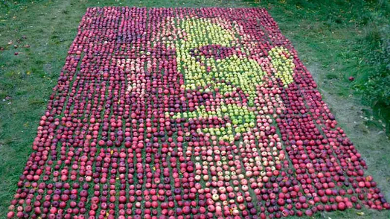 Artis Ini Ciptakan Siluet Steve Jobs dari Buah Apel