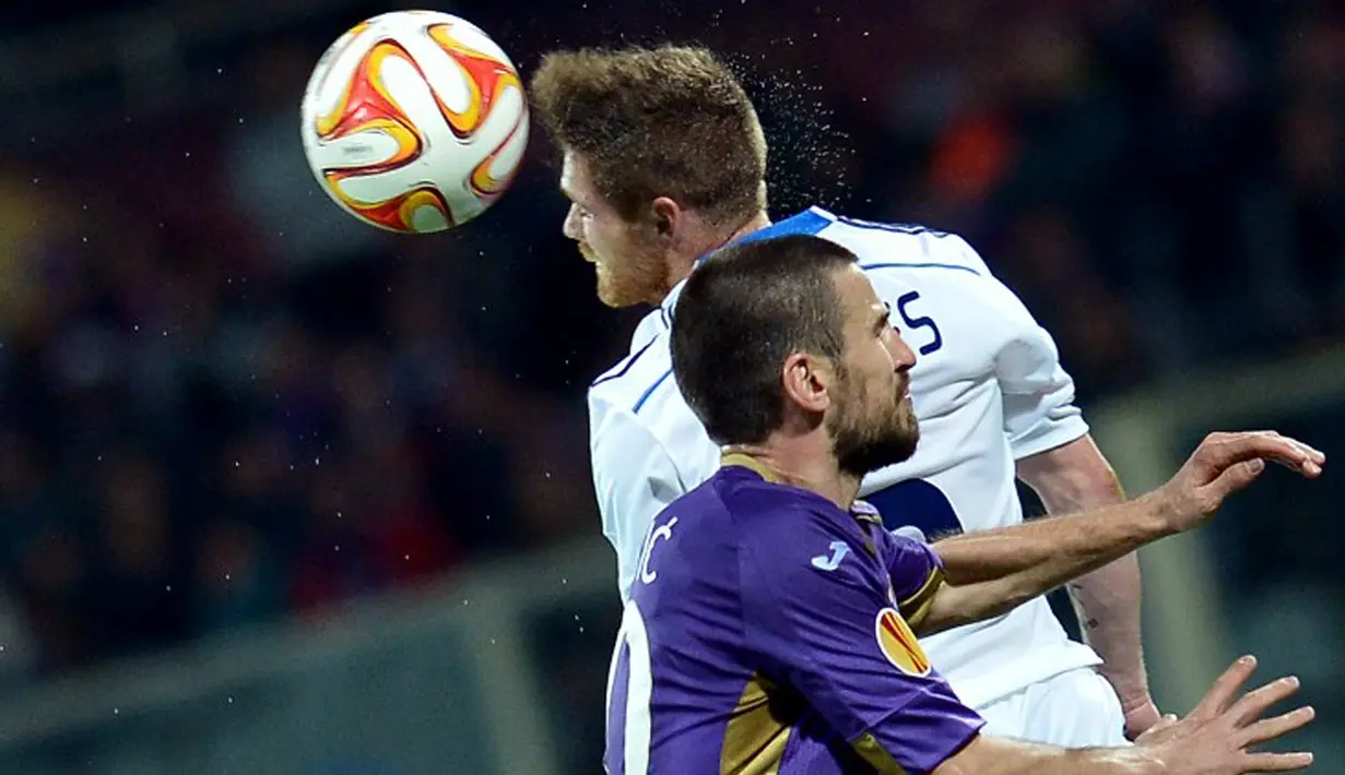 Gelandang Dynamo Kiev, Antunes (kiri) berebut bola udara dengan bek Fiorentina Nenad Tomovic pada leg kedua 8 besar Liga Europa di Stadion Artemio Franchi, Italia, Jumat (24/4/2015). Fiorentina menang 2-0 atas Dynamo Kiev. (AFP PHOTO/Tiziana Fabi)