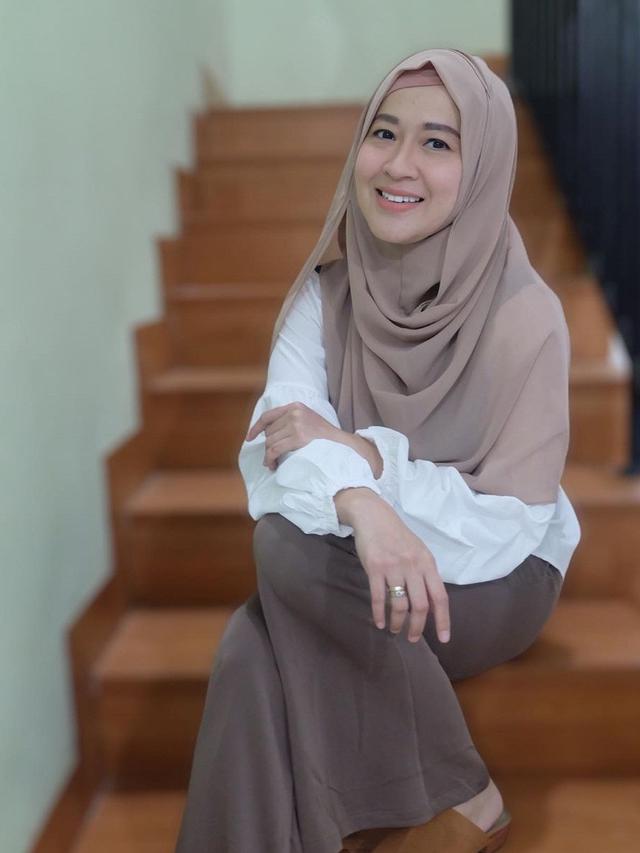 Jarang Tersorot, Ini 7 Potret Terbaru Okie Agustina yang Makin Menawan