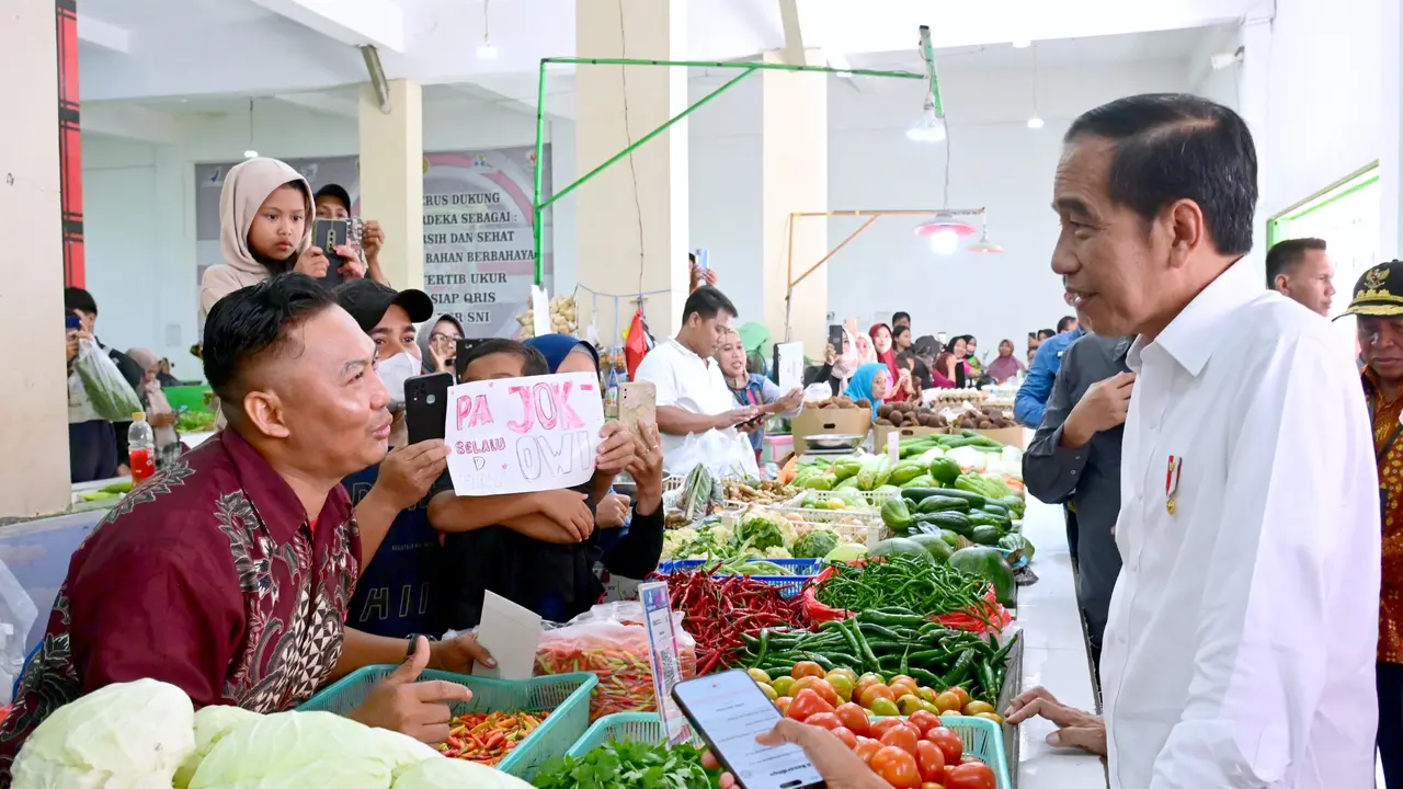 Presiden Jokowi meninjau harga kebutuhan pokok, termasuk beras di Pasar Merdeka, Kota Samarinda, Kalimantan Timur
