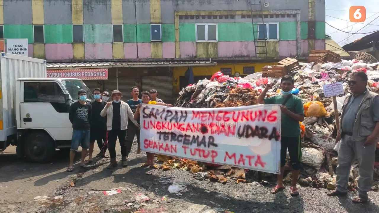 Warga saat protes tumukan sampah yang tak kunjung diangkut, di Pasar Cisaat KabuoatenSukabumi (Liputan6.com/Fira Syahrin).