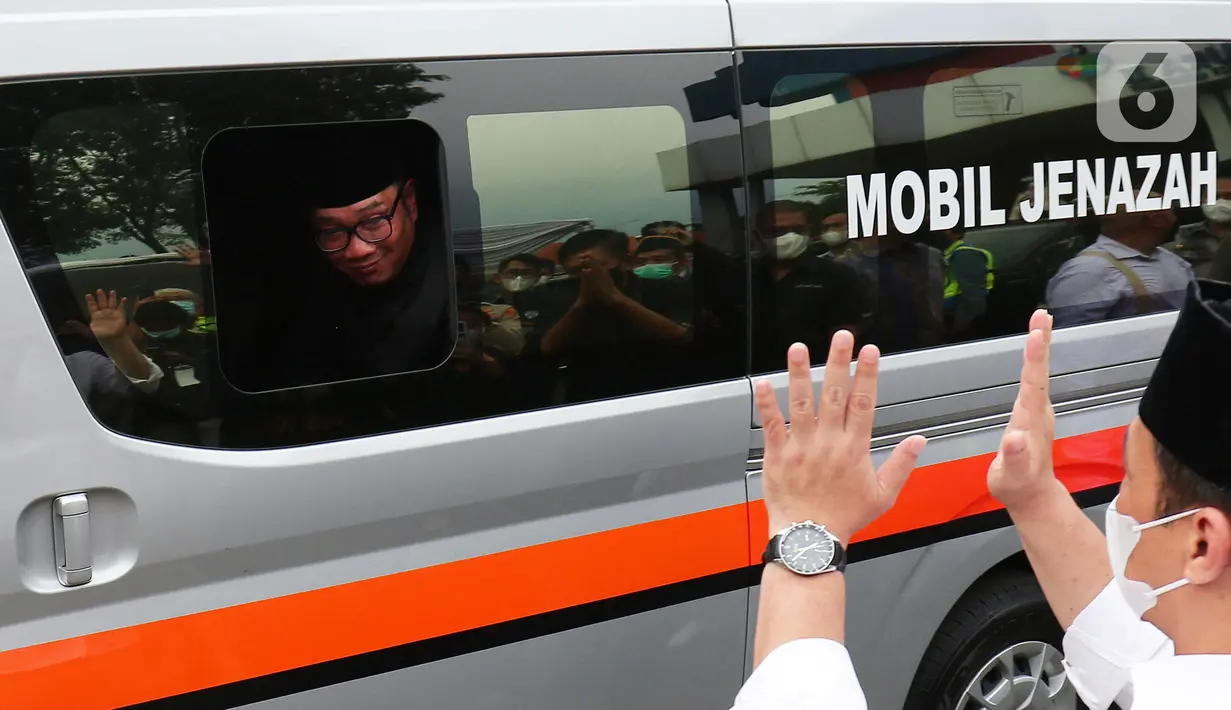 Gubernur Jawa Barat Ridwan Kamil saat siap membawa jenazah putranya Emmeril Kahn Mumtadz atau Eril di Bandara Soekarno-Hatta, Minggu (12/6/2022). Ridwan Kamil langsung membawa jenazah Eril menuju Bandung Jawa Barat untuk di makamkan. (Liputan6.com/Angga Yuniar)