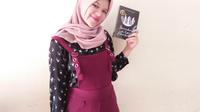 Tiyas Puspita berfoto dengan novel karangannya (Sumber foto: Ramdhani Kusuma Putra)