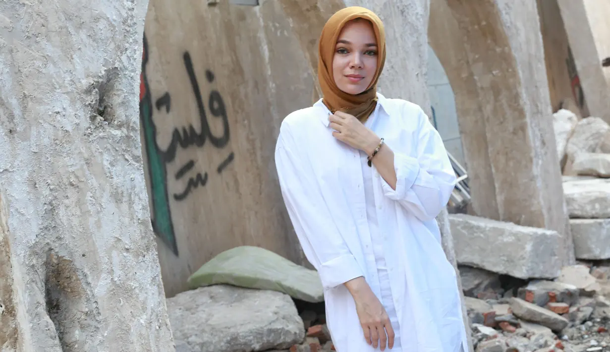 Banyaknya keluarga yang kumpul dan salin cerita itu, Dewi yang mendengarkan seolah-olah sedang menonton film atau sinetron. Bahkan, ia berseloroh film yang dibintanginya bisa tersaingi dengan keluarga suaminya. (Adrian Putra/Bintang.com)