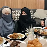 Belum lama ini Ustadz Arifin Ilham mengenalkan istri ketiganya melalui media sosial. Kebahagiaan begitu terlihat sang ustadz bersama tiga istri atau biasa disebut tiga bidadari. (Instagram/yuni_syahla_aceh)